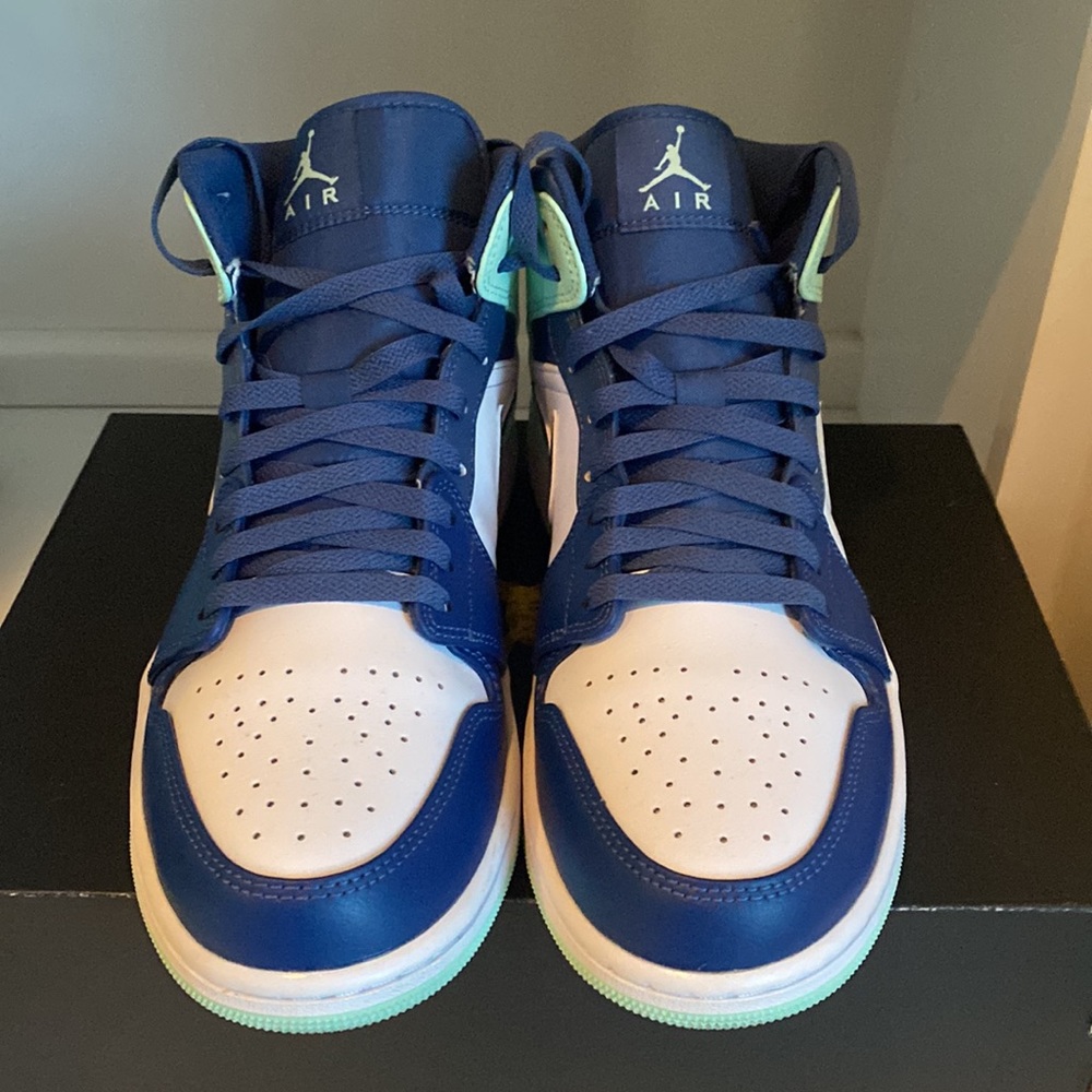 Men’s Air Jordan 1’s Mid- Size 10.5- Great Condition! - Picture 2 of 5